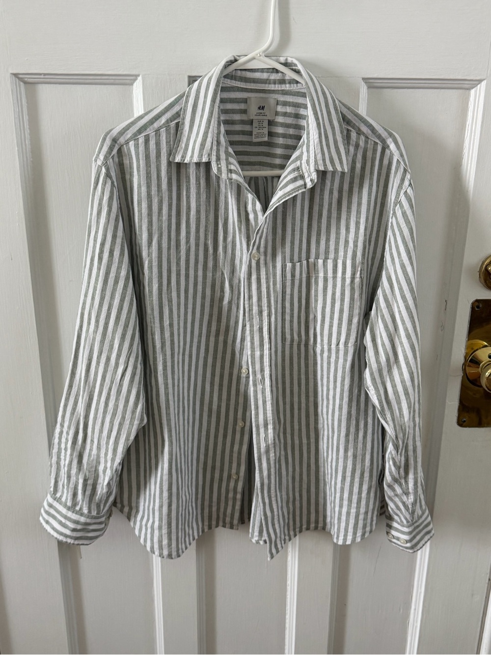 H&M Men's Green and White Striped Button-Up Shirt